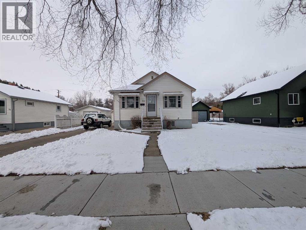 46 2 Street Nw, Medicine Hat, Alberta  T1A 6J1 - Photo 2 - A2291440