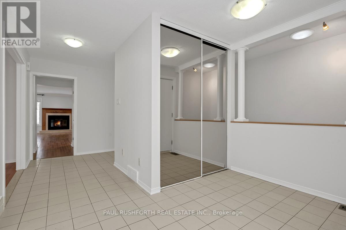 62 Topley Crescent, Ottawa, Ontario  K1G 4M7 - Photo 4 - X12945326