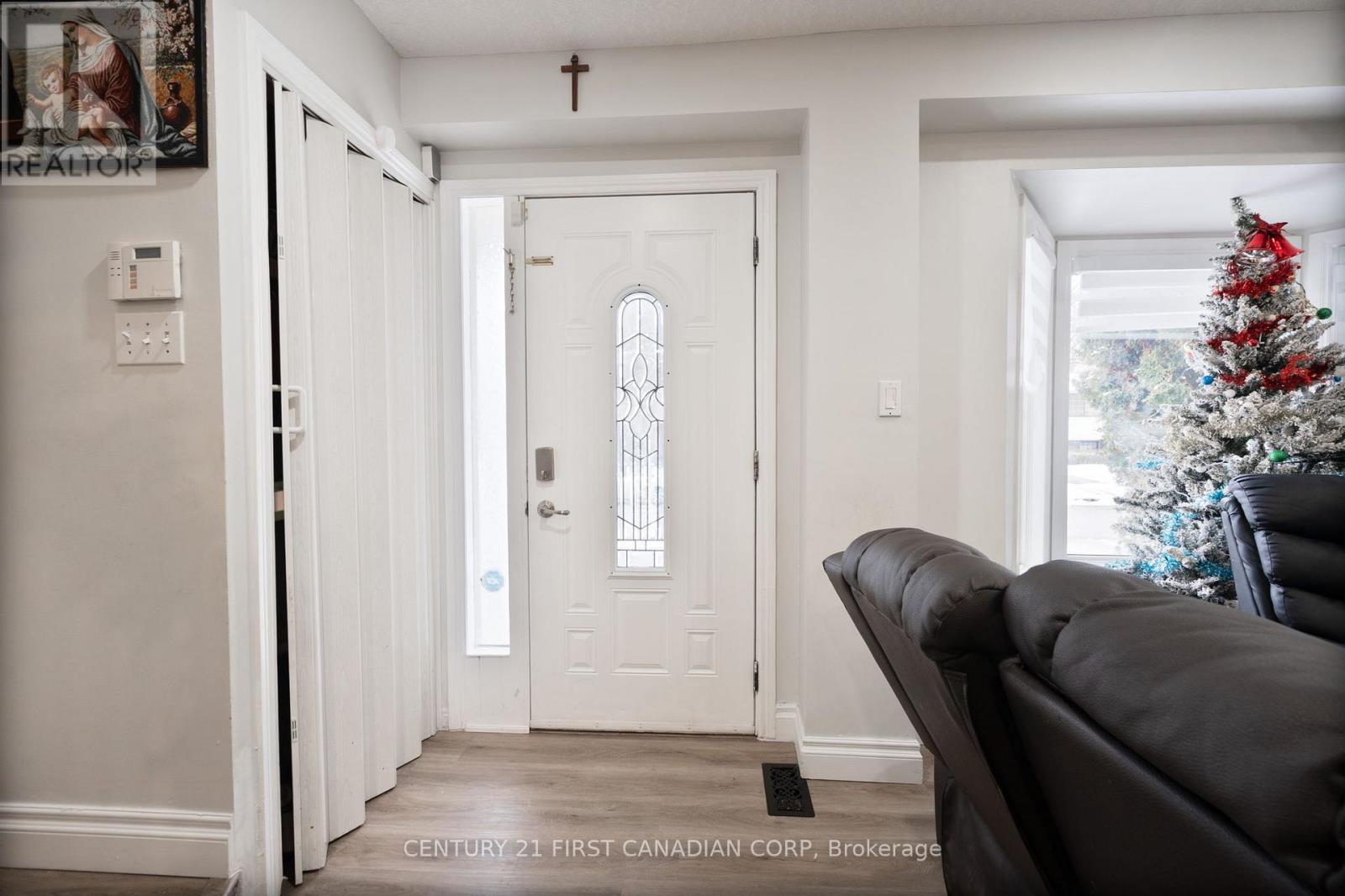 345 Banbury Crescent, London South, Ontario  N5Z 4V1 - Photo 4 - X12945474