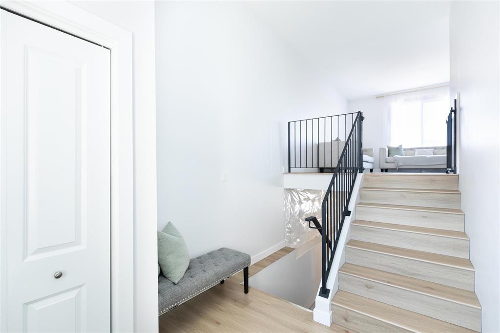 96 York Crescent, Steinbach, Manitoba  R5G 2V4 - Photo 2 - 202606004