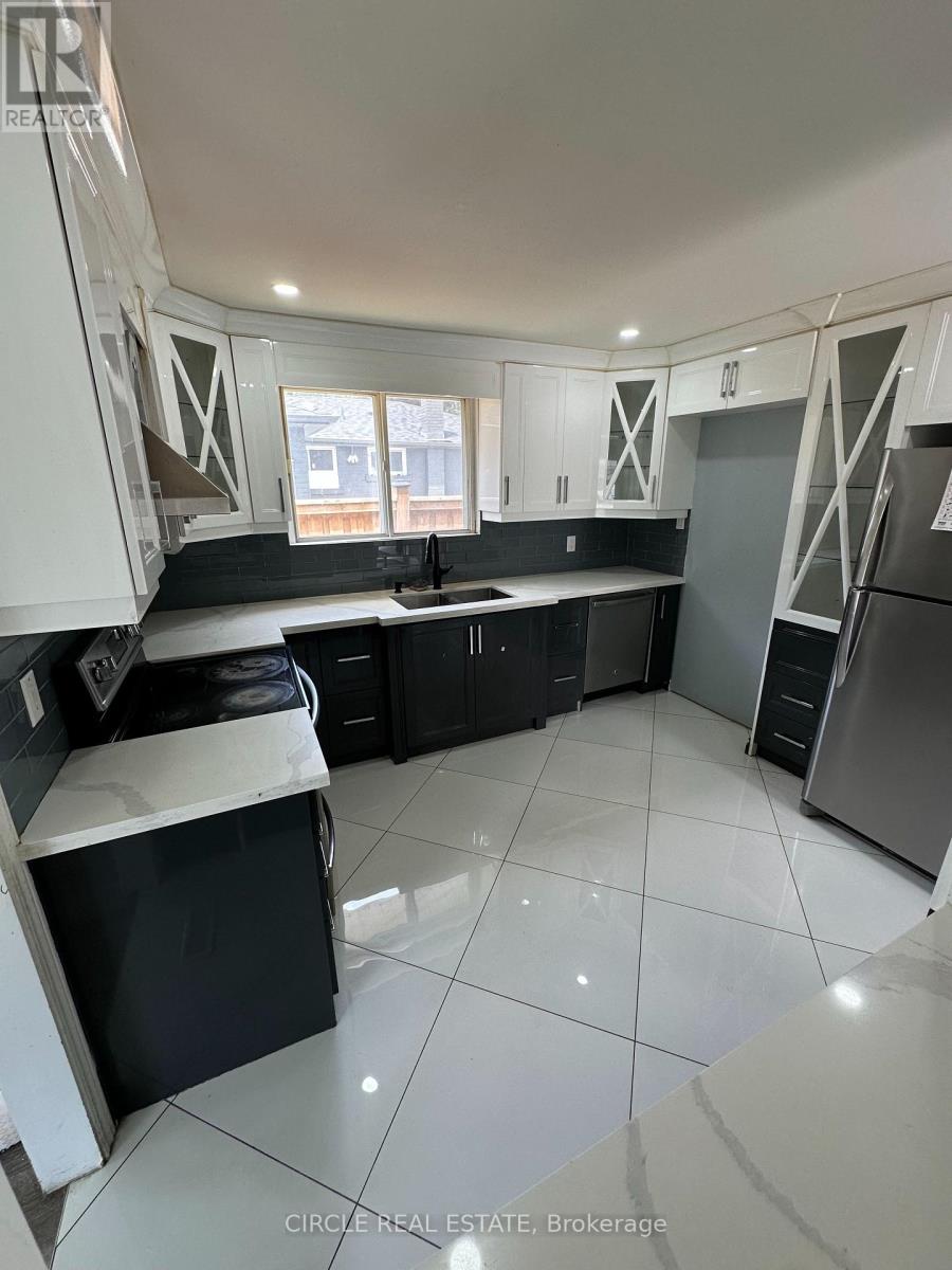 16 Belmont Drive, Brampton, Ontario  L6T 2K3 - Photo 4 - W12850770