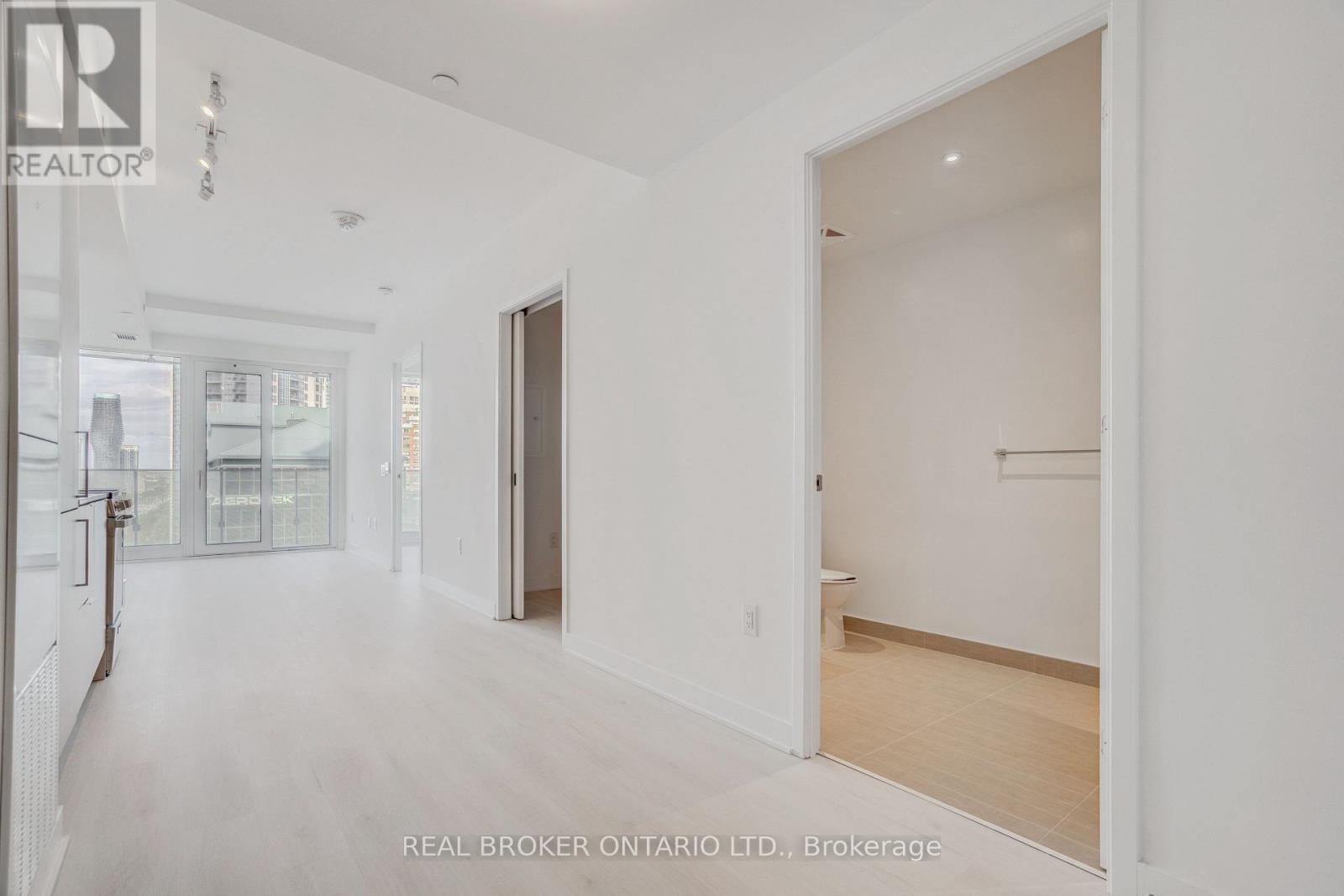 1112 - 3900 Confederation Parkway, Mississauga, Ontario  L5B 0M3 - Photo 4 - W12945348