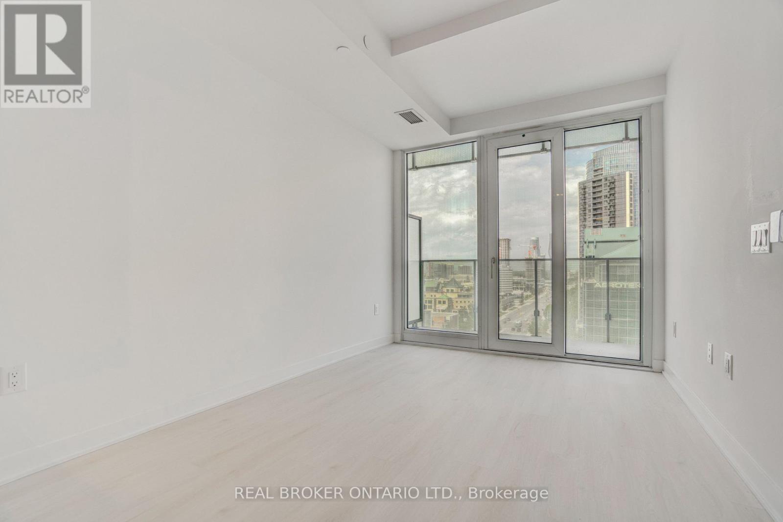 1112 - 3900 Confederation Parkway, Mississauga, Ontario  L5B 0M3 - Photo 7 - W12945348