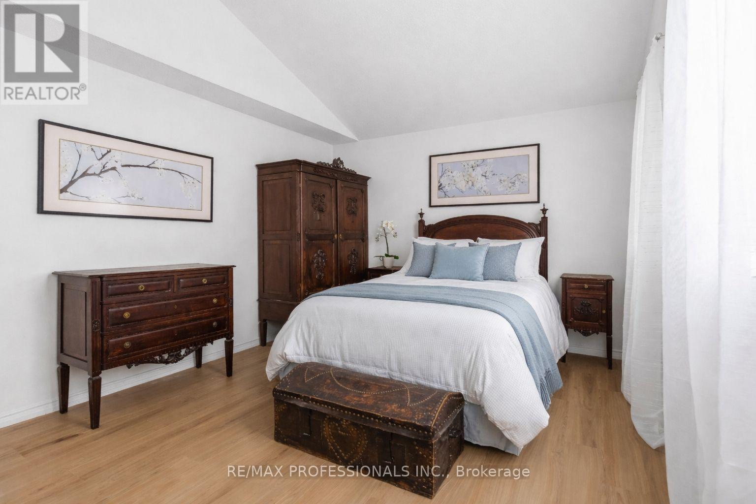 34 Newman Court, Brampton, Ontario  L6S 5T1 - Photo 6 - W12945468