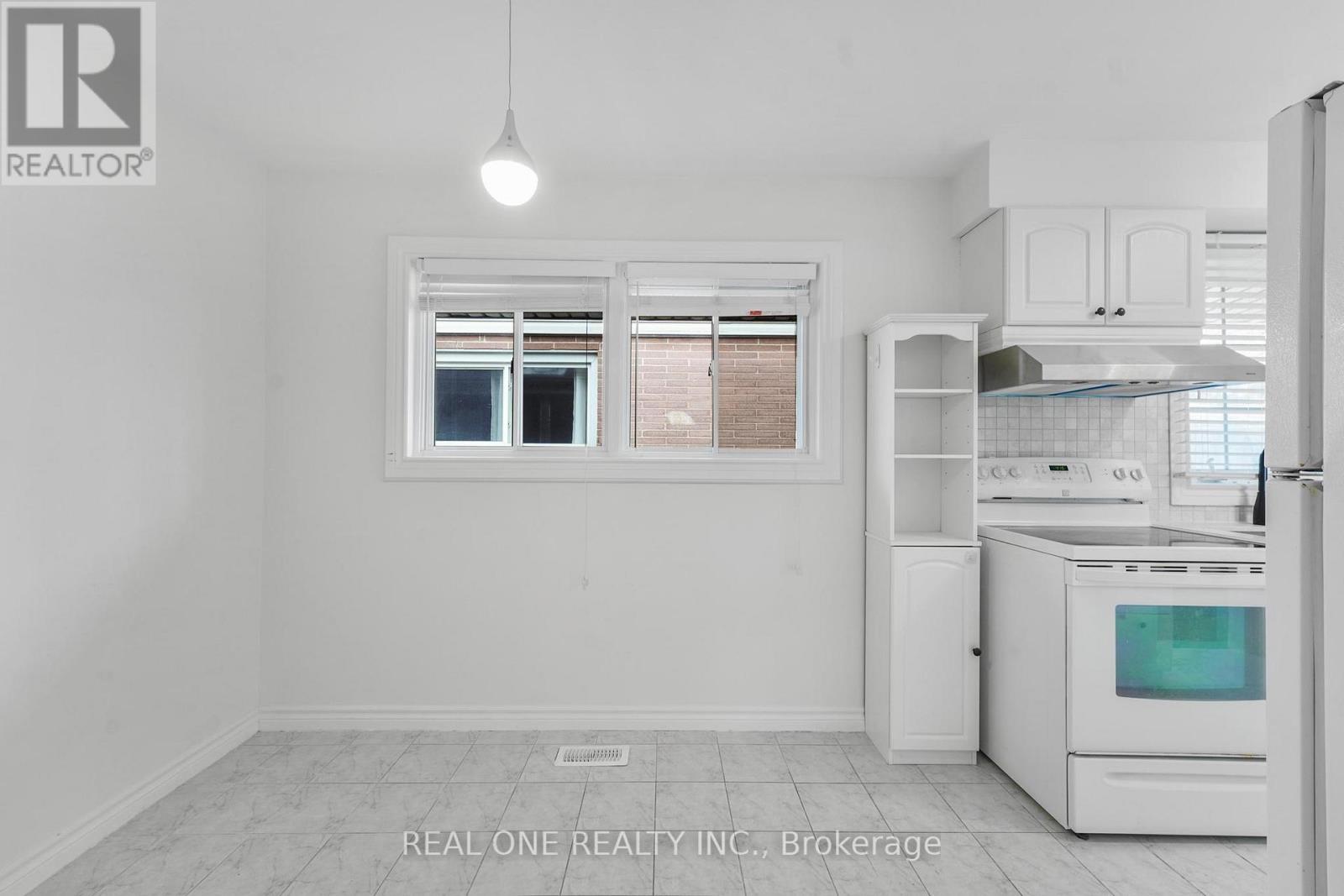 Upper - 22 Halam Avenue, Hamilton, Ontario  L8V 1Z3 - Photo 10 - X12945434