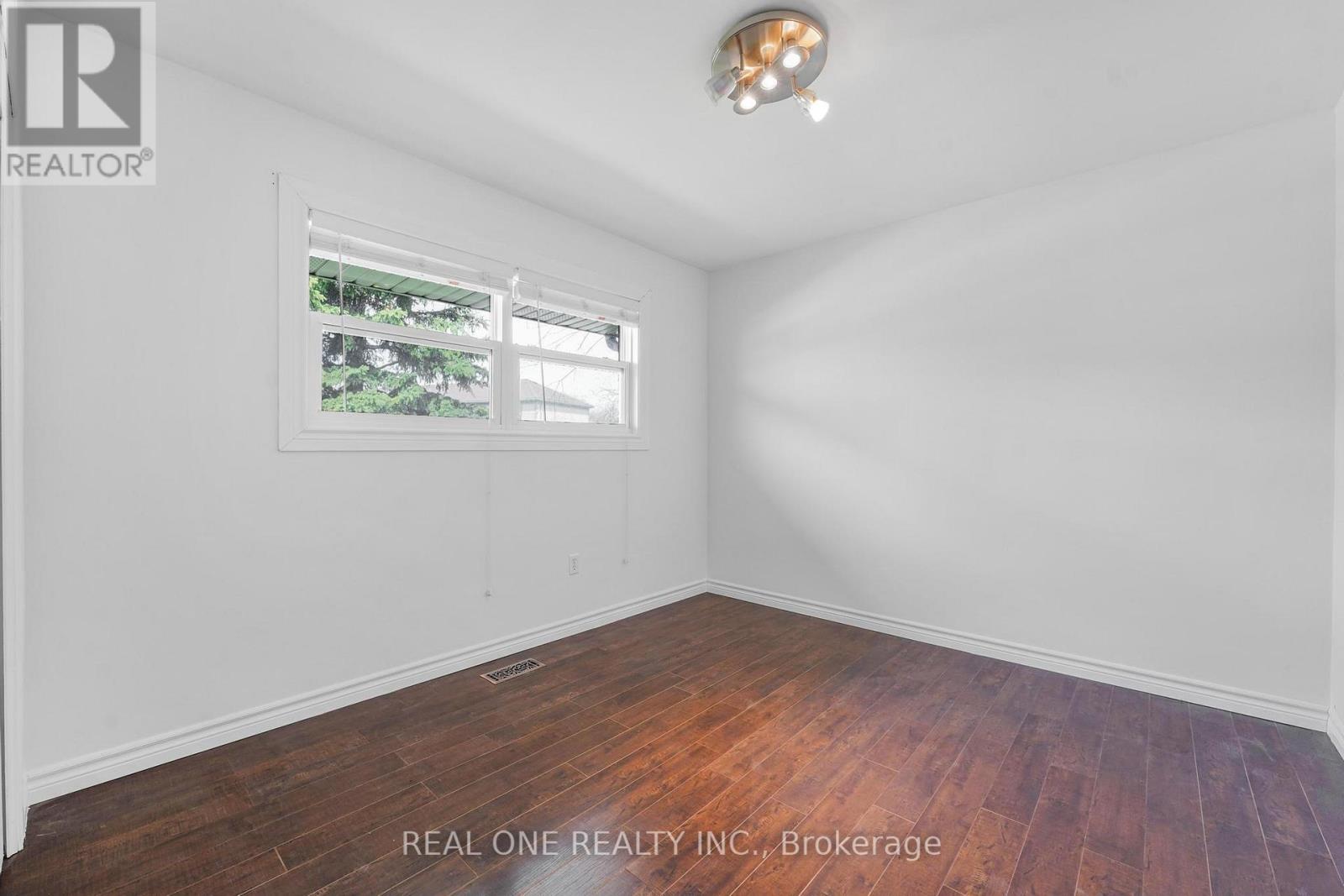 Upper - 22 Halam Avenue, Hamilton, Ontario  L8V 1Z3 - Photo 14 - X12945434