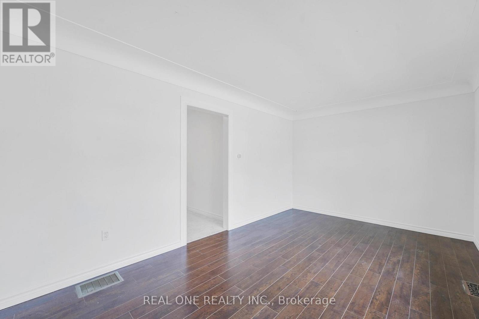 Upper - 22 Halam Avenue, Hamilton, Ontario  L8V 1Z3 - Photo 3 - X12945434