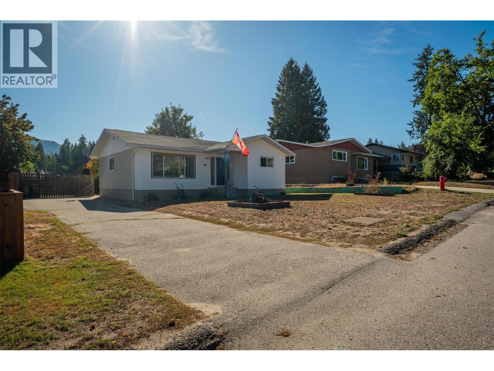204 Pinewood Drive, Castlegar, British Columbia  V1N 2M4 - Photo 3 - 10373393