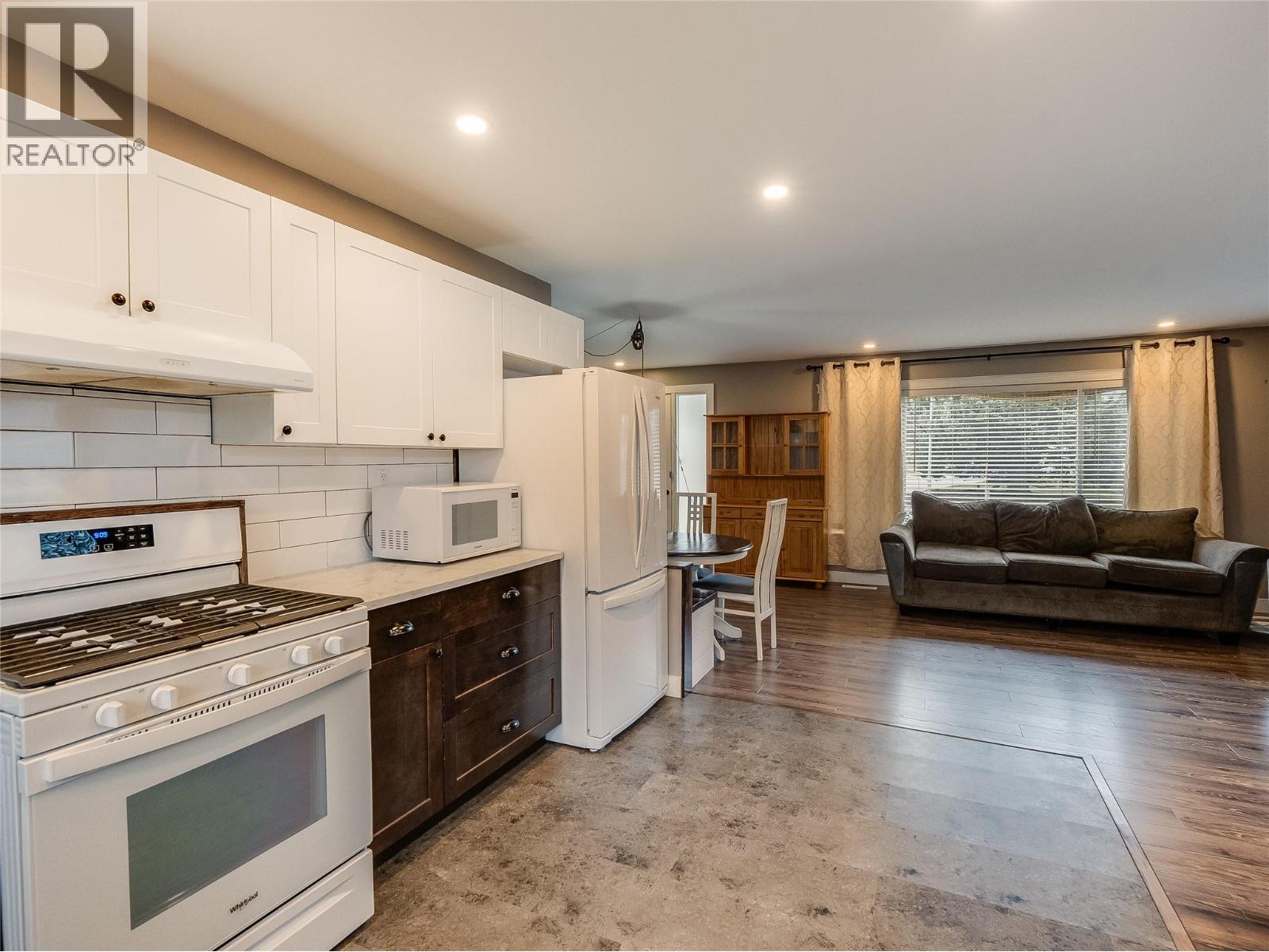 204 Pinewood Drive, Castlegar, British Columbia  V1N 2M4 - Photo 11 - 10373393