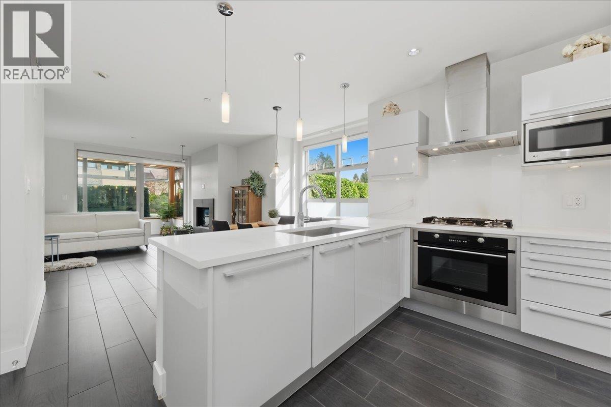 204 2388 Marine Drive, West Vancouver, British Columbia  V7V 1K8 - Photo 9 - R3103445