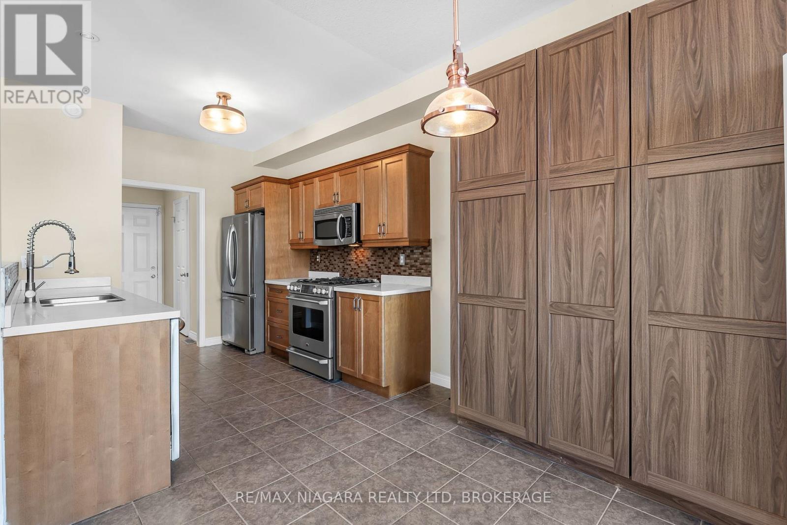 750 Lakeshore Road, Fort Erie, Ontario  L2A 0B4 - Photo 8 - X12945706