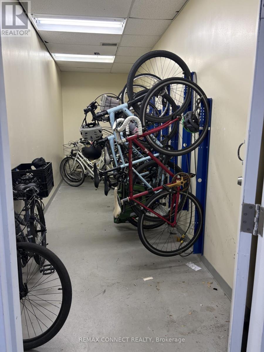 402 - 1 St Johns Road, Toronto, Ontario  M6P 1T7 - Photo 35 - W12908788