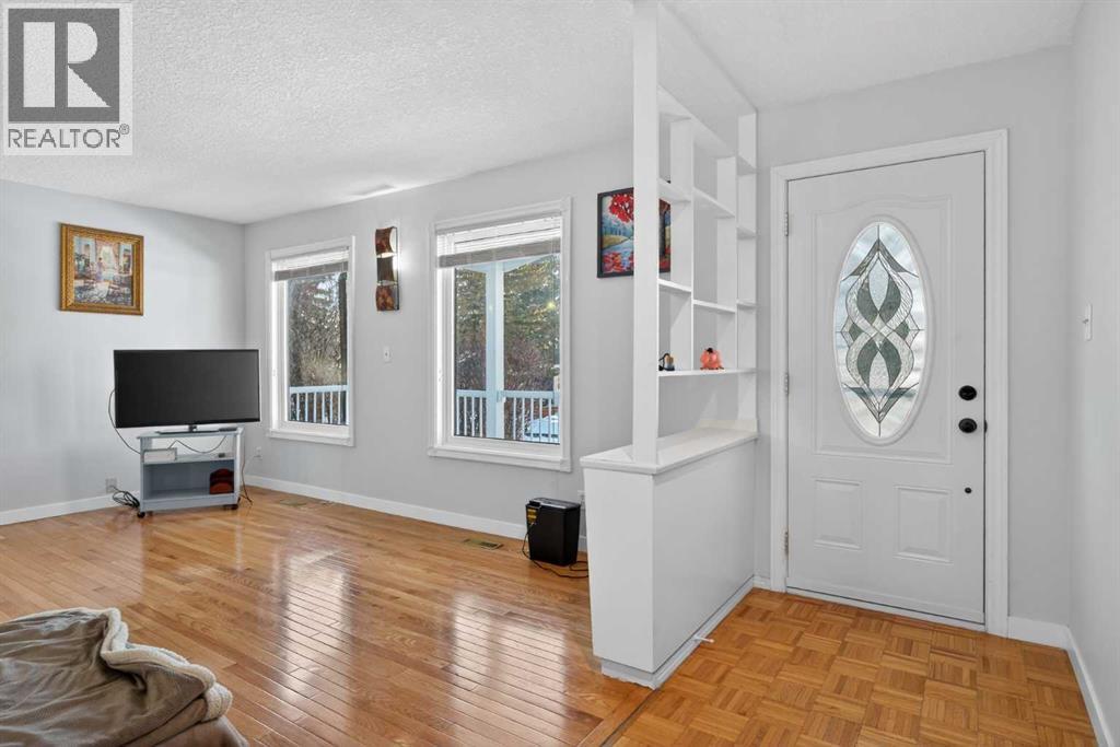 5122 48 Street NW, Calgary, Alberta  T3A 0S9 - Photo 5 - A2290226