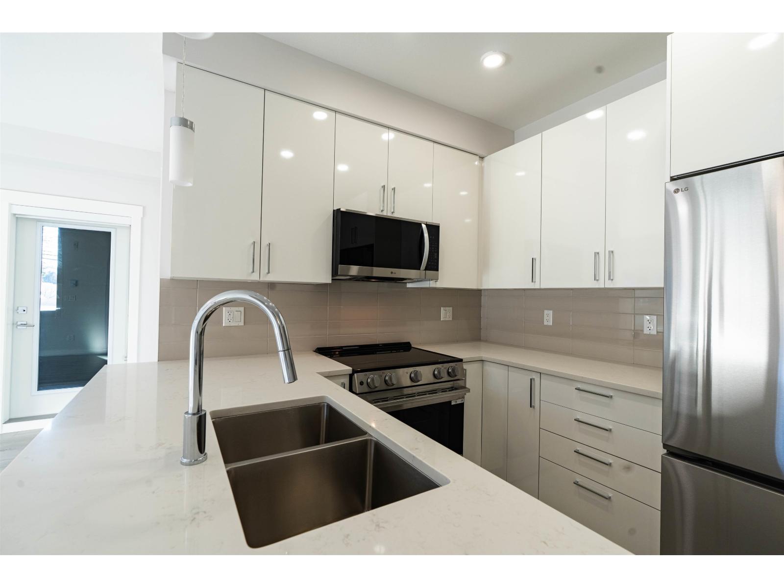 217 33886 Pine Street, Abbotsford, British Columbia  V2S 0N9 - Photo 3 - R3105437