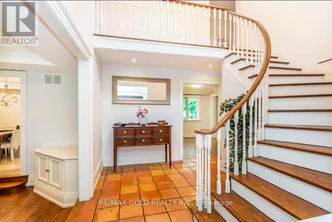 Upper - 1749 Wembury Road, Mississauga, Ontario  L5J 4G4 - Photo 3 - W12945406