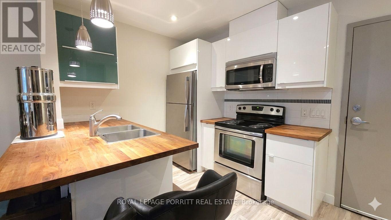 #2 - 3411 Lakeshore Boulevard W, Toronto, Ontario  M8W 1N2 - Photo 2 - W12945600