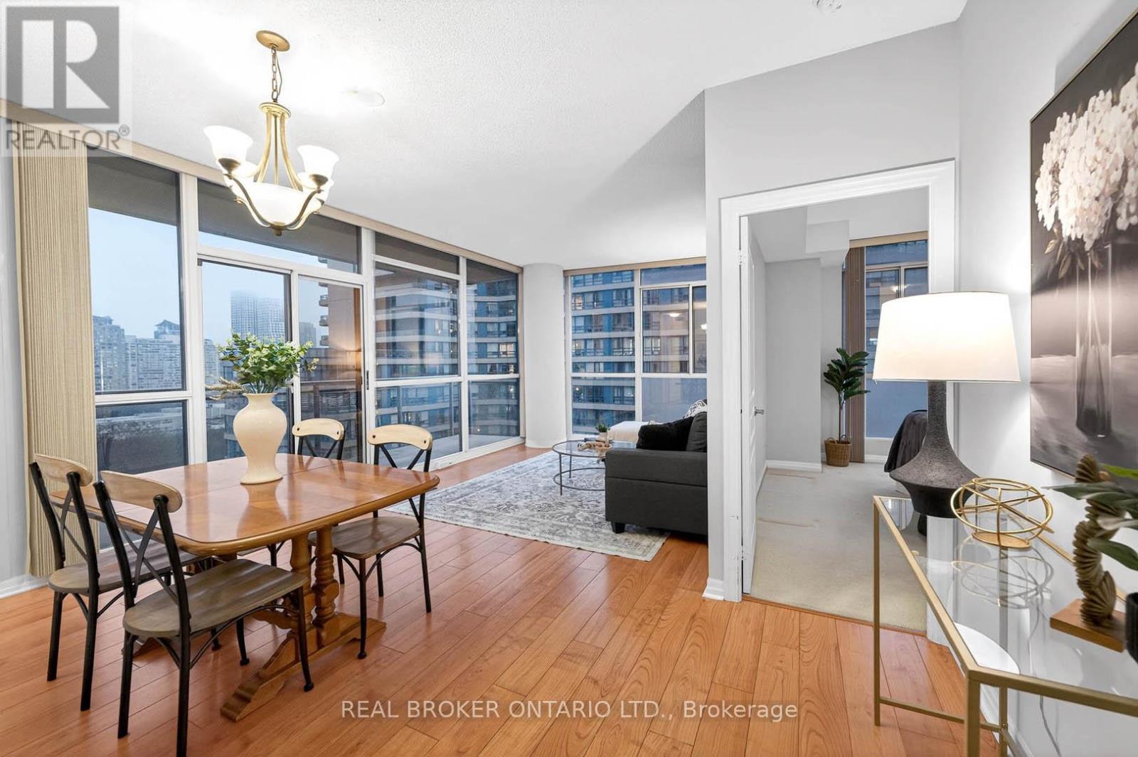 908 - 225 Webb Drive, Mississauga, Ontario  L5B 4P2 - Photo 4 - W12945654