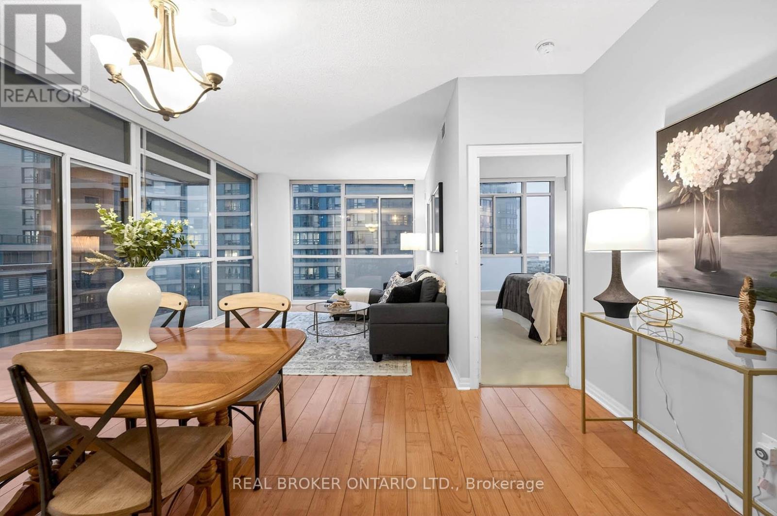 908 - 225 Webb Drive, Mississauga, Ontario  L5B 4P2 - Photo 5 - W12945654