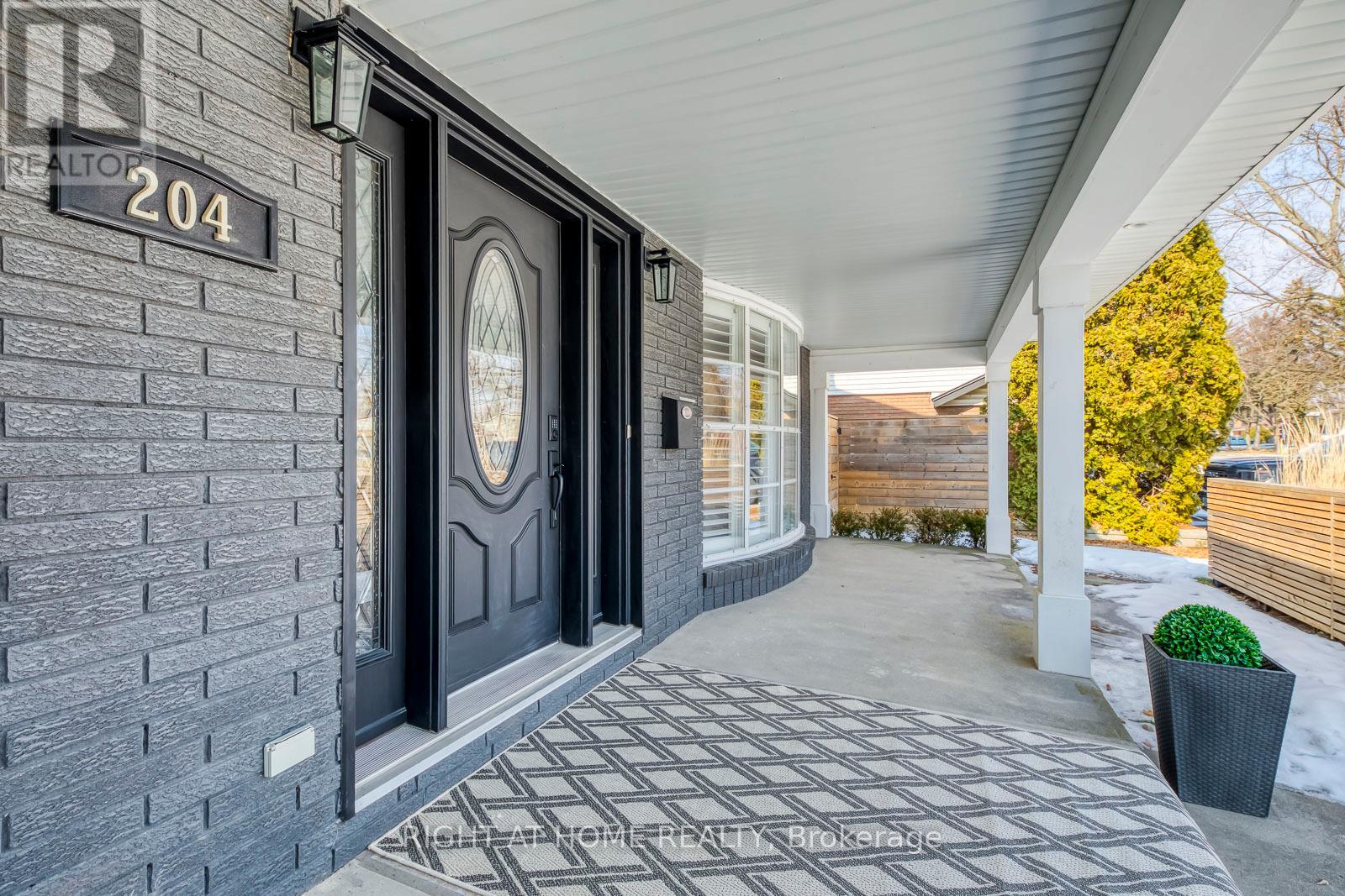 204 Walkers Line, Burlington, Ontario  L7N 2C3 - Photo 2 - W12945668