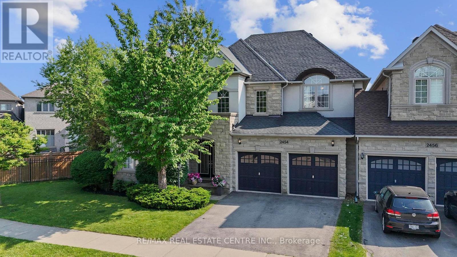 2454 Springforest Drive, Oakville, Ontario  L6M 0A1 - Photo 2 - W12945754