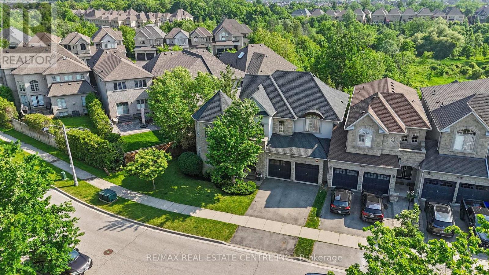 2454 Springforest Drive, Oakville, Ontario  L6M 0A1 - Photo 4 - W12945754