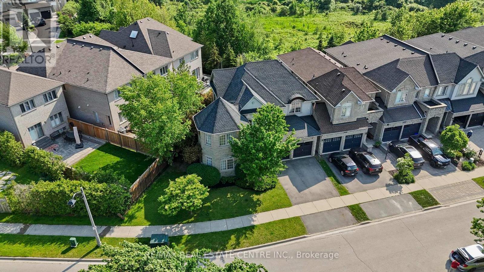 2454 Springforest Drive, Oakville, Ontario  L6M 0A1 - Photo 5 - W12945754