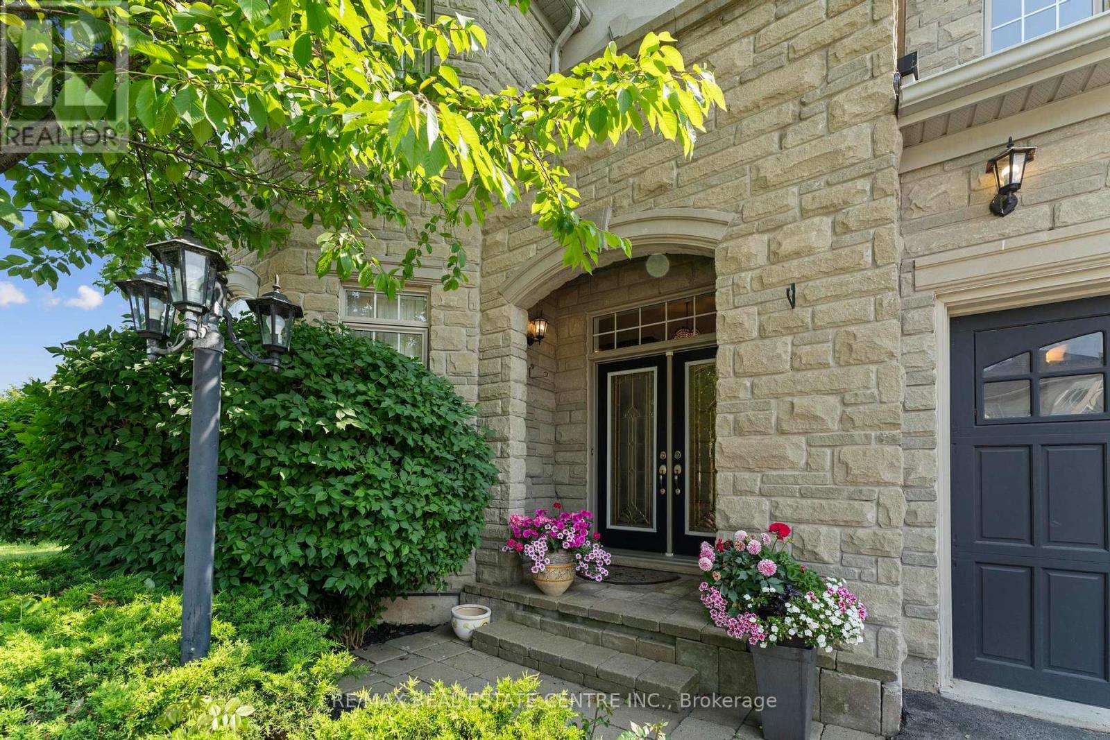 2454 Springforest Drive, Oakville, Ontario  L6M 0A1 - Photo 8 - W12945754