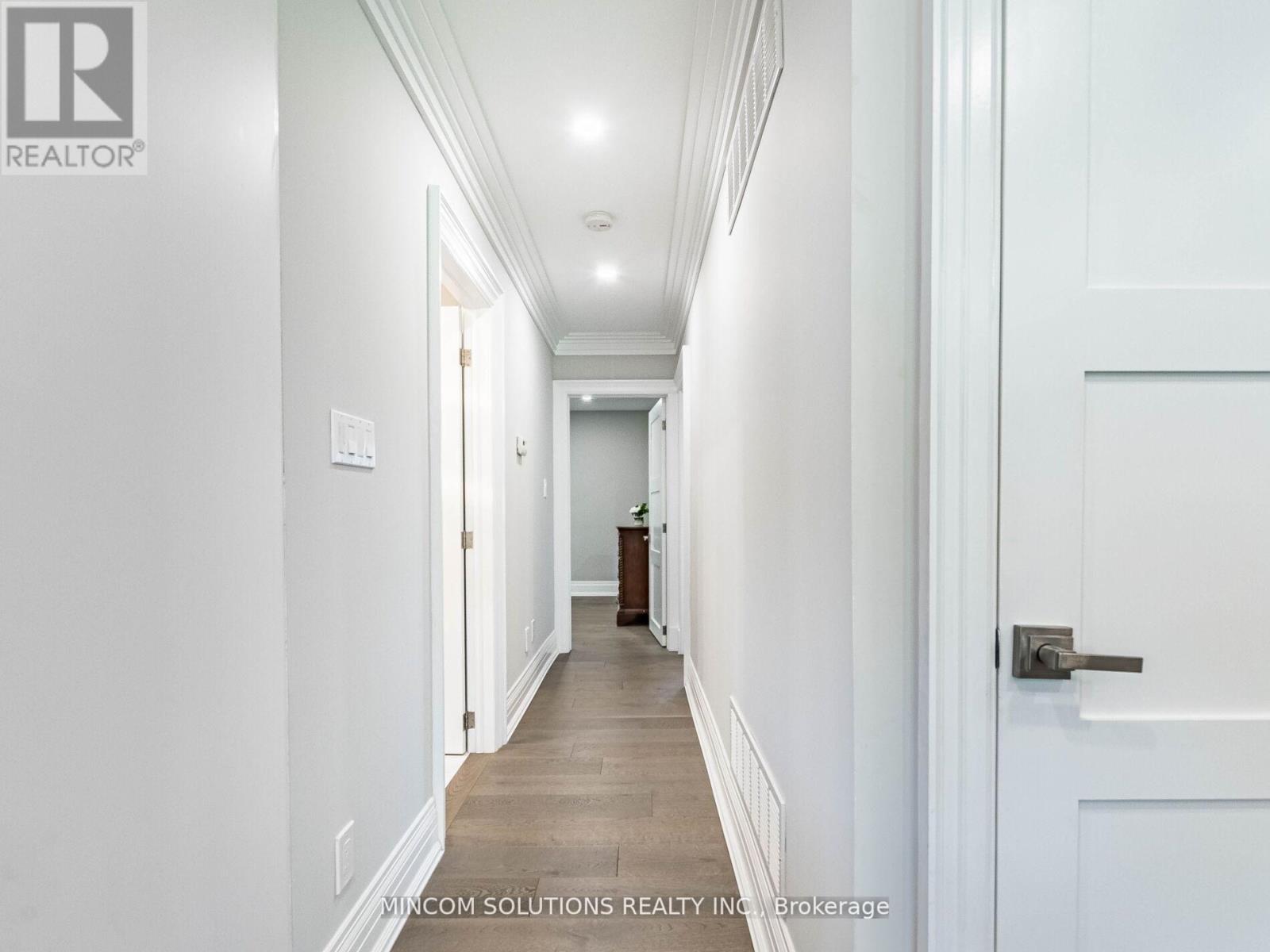 37 Suburban Drive, Mississauga, Ontario  L5N 1G8 - Photo 14 - W12945772