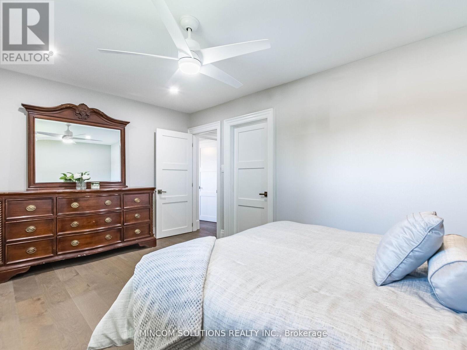 37 Suburban Drive, Mississauga, Ontario  L5N 1G8 - Photo 16 - W12945772