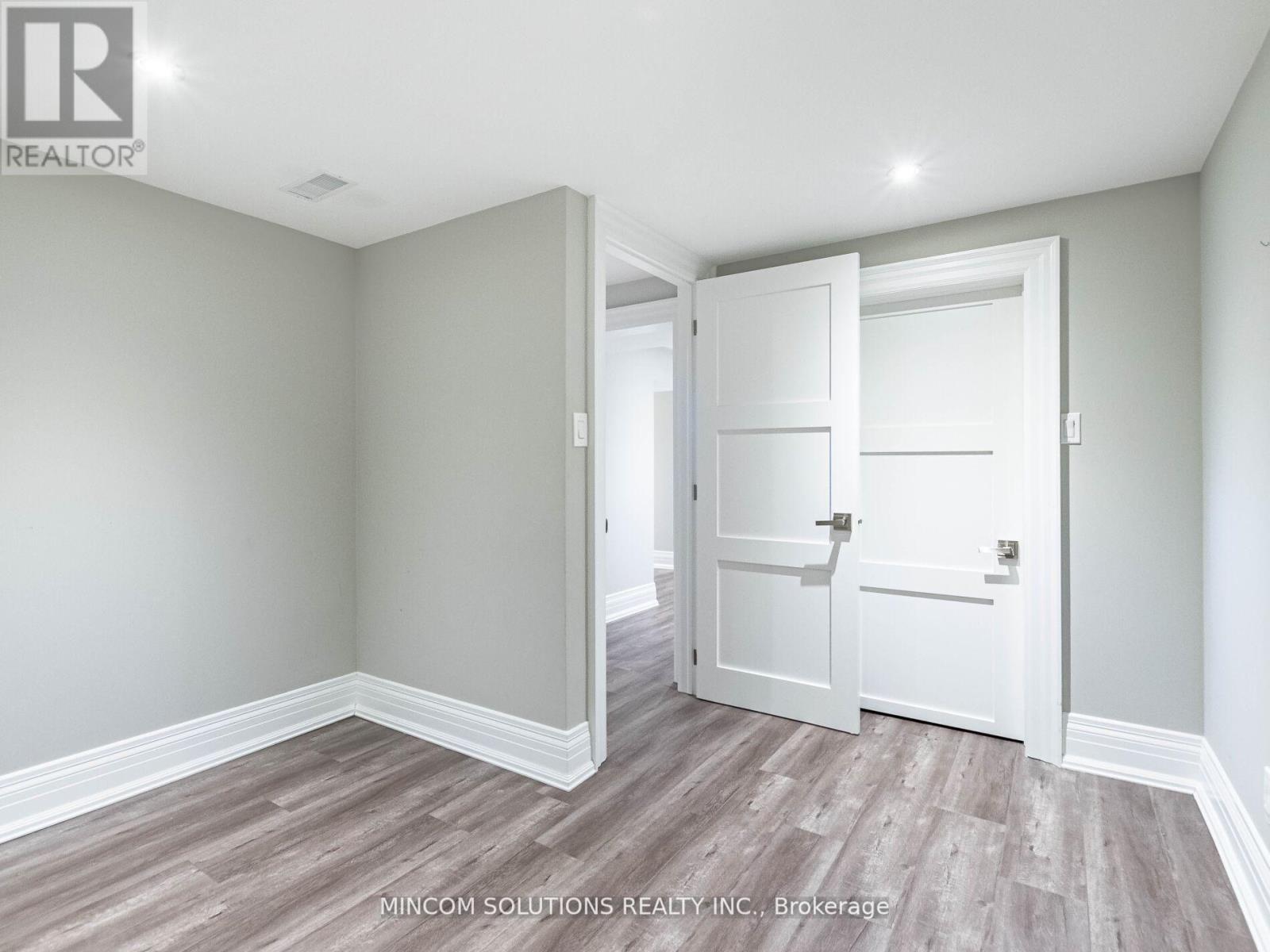 37 Suburban Drive, Mississauga, Ontario  L5N 1G8 - Photo 31 - W12945772