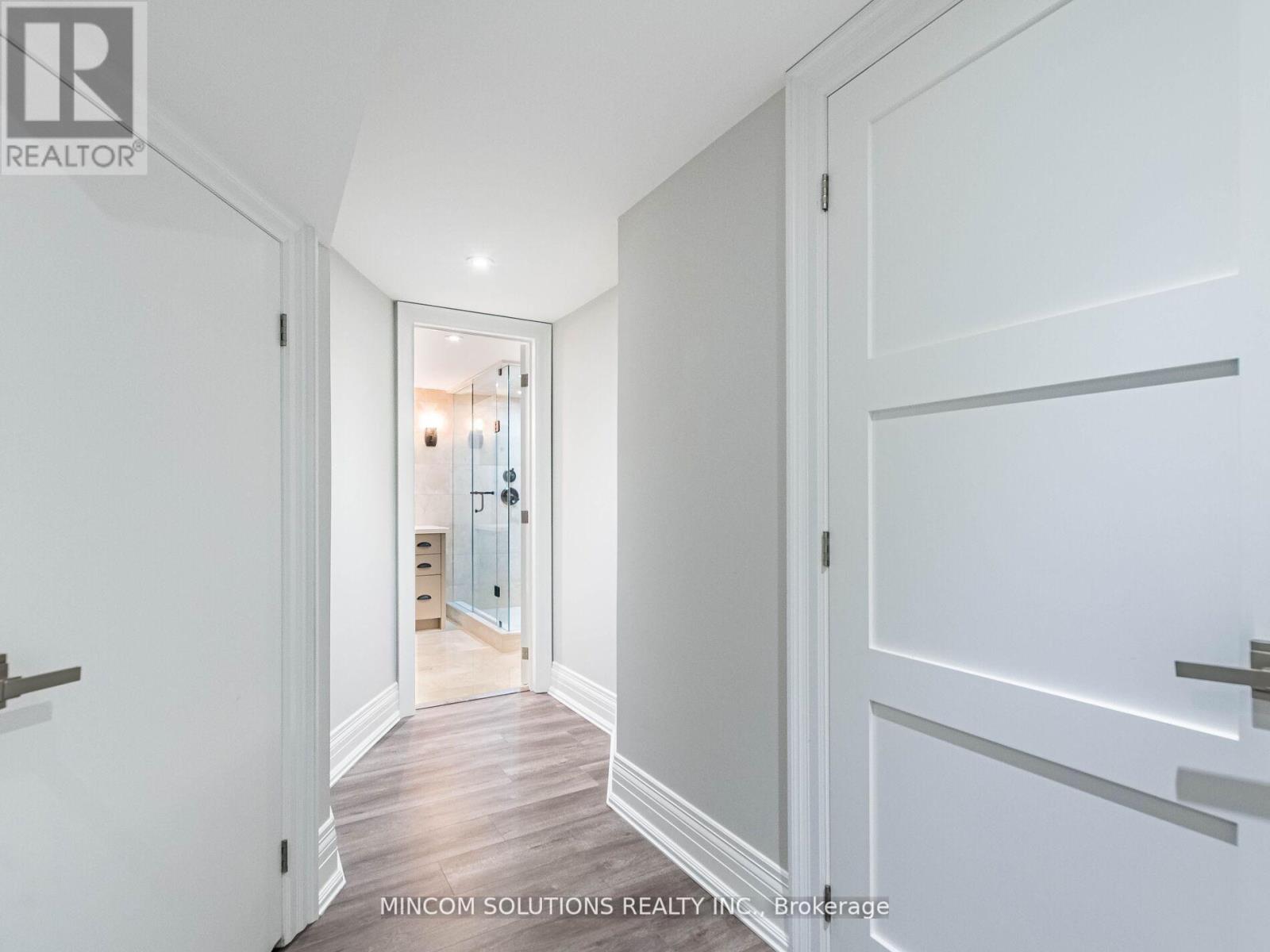 37 Suburban Drive, Mississauga, Ontario  L5N 1G8 - Photo 32 - W12945772