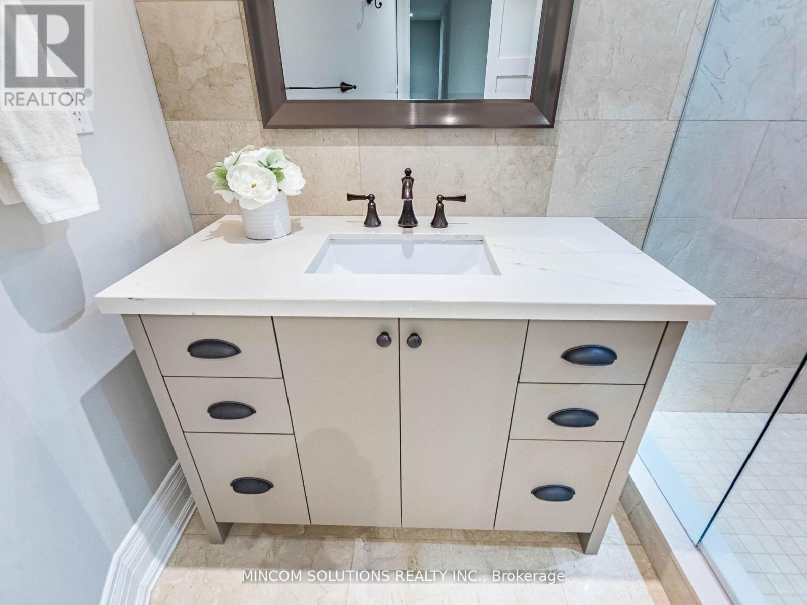 37 Suburban Drive, Mississauga, Ontario  L5N 1G8 - Photo 34 - W12945772