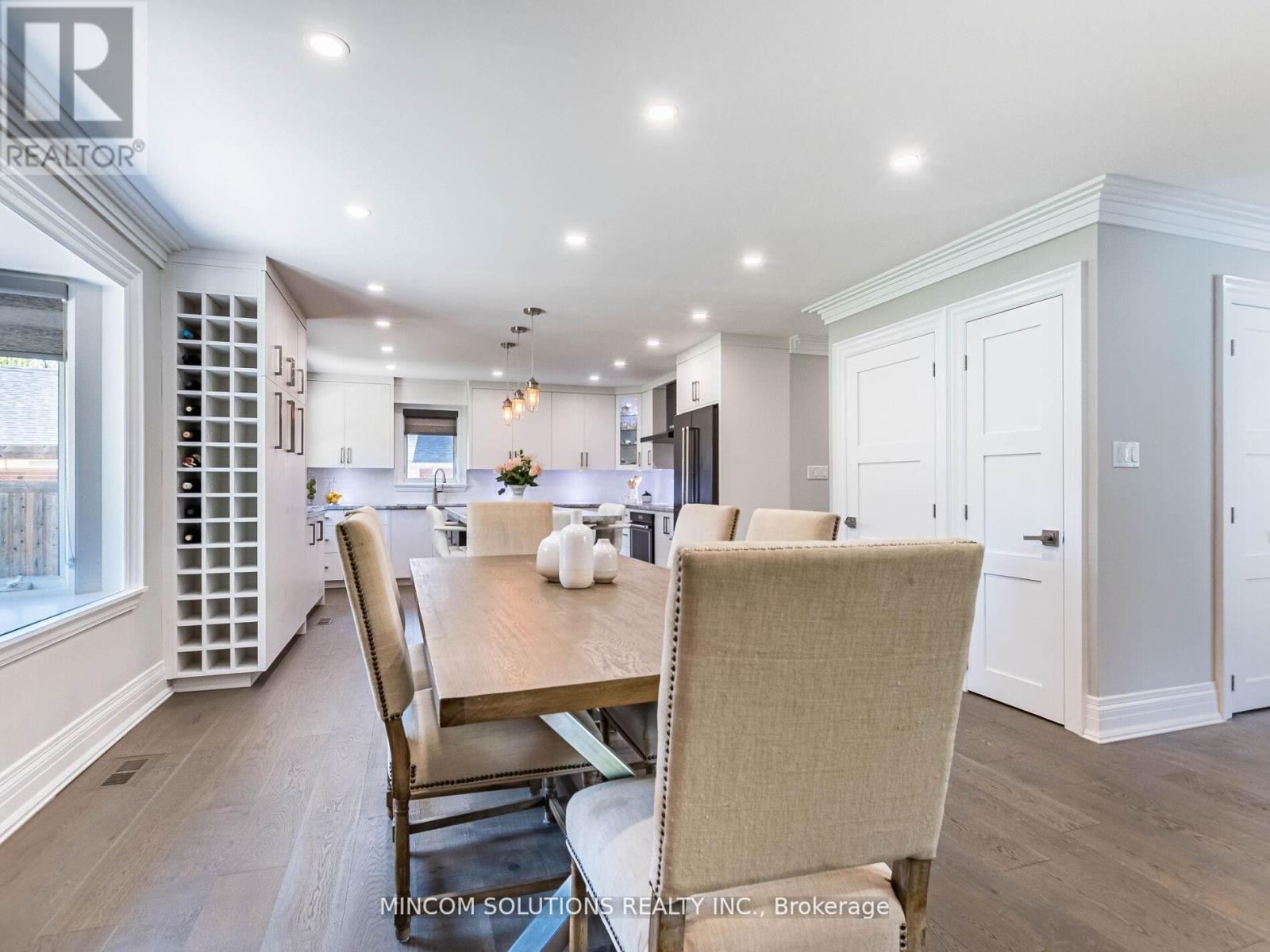 37 Suburban Drive, Mississauga, Ontario  L5N 1G8 - Photo 9 - W12945772