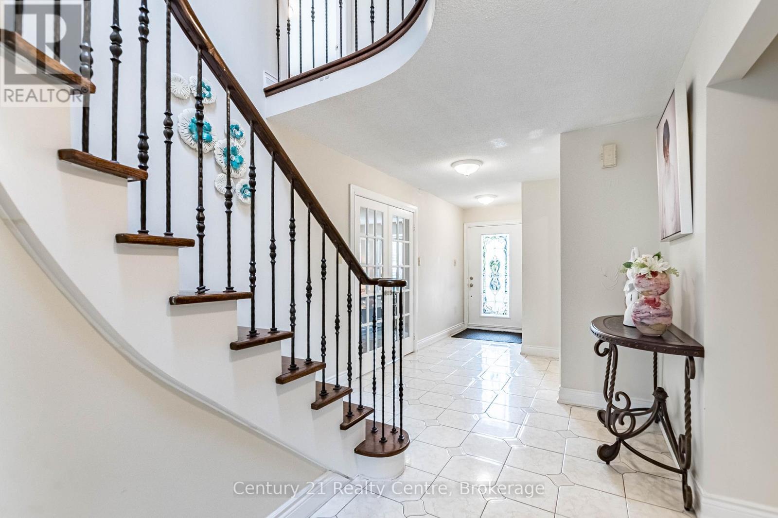 3349 Loyalist Drive, Mississauga, Ontario  L5L 5T9 - Photo 3 - W12945830