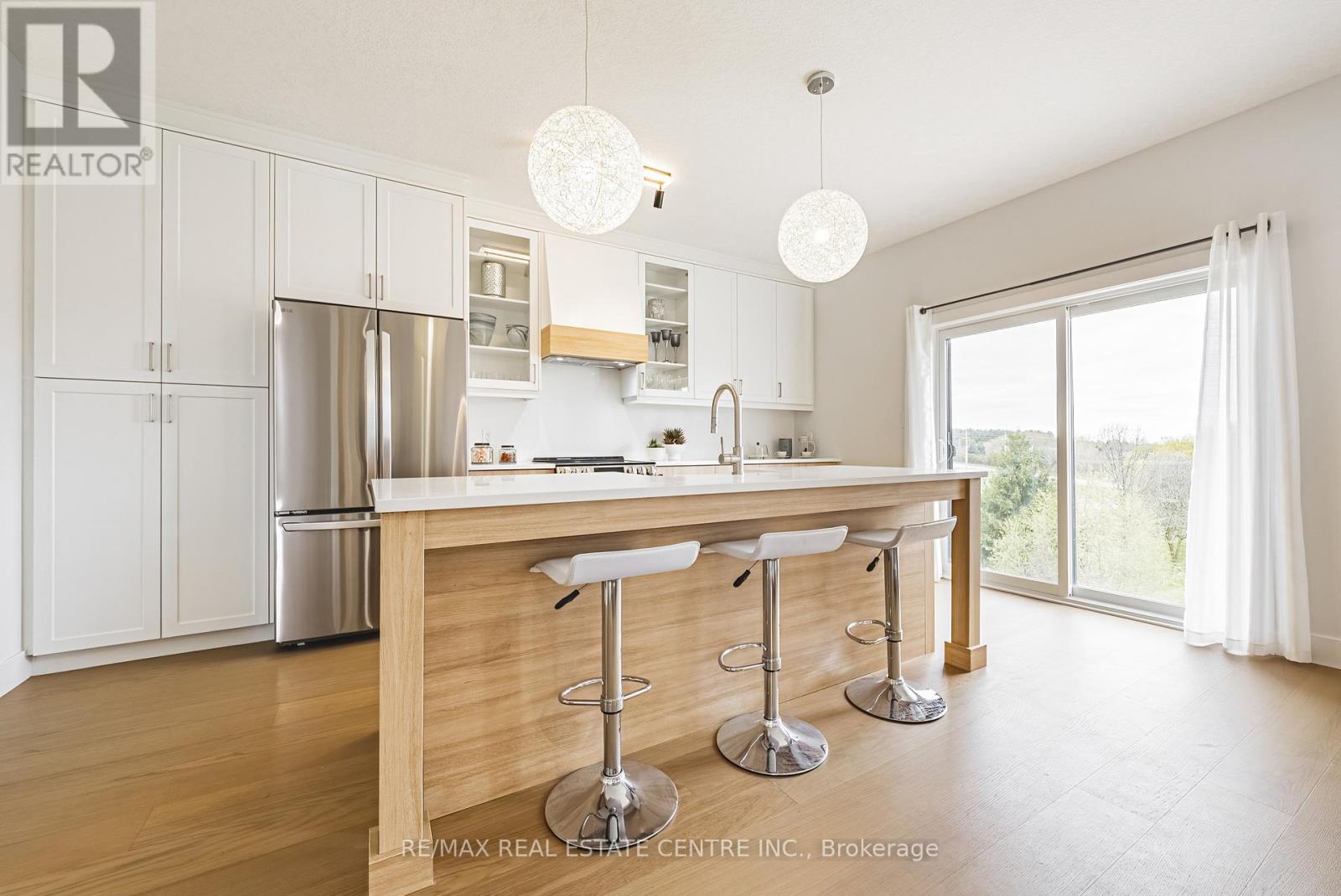 546 Benninger Drive, Kitchener, Ontario  N2E 0C9 - Photo 3 - X12945530