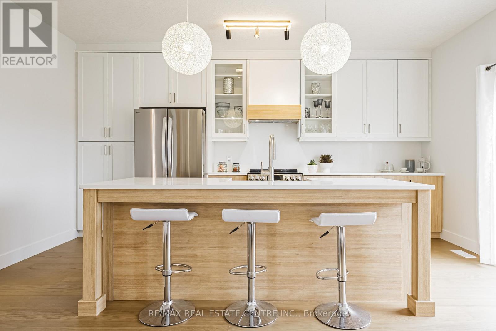 546 Benninger Drive, Kitchener, Ontario  N2E 0C9 - Photo 5 - X12945530