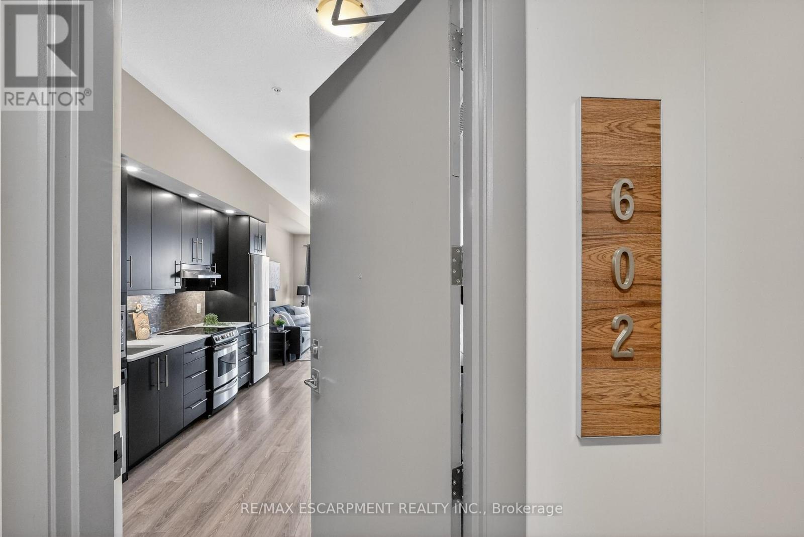 602 - 10 Esplanade Lane, Grimsby, Ontario  L3M 0H1 - Photo 4 - X12945680