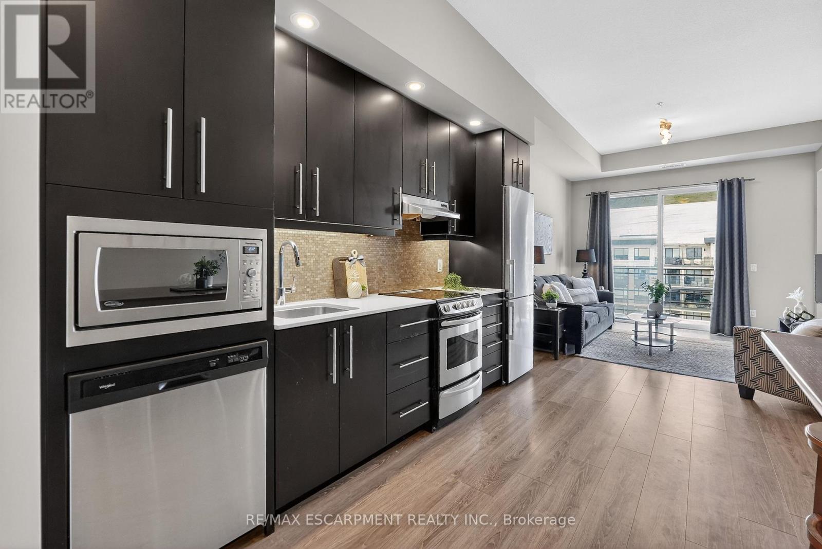 602 - 10 Esplanade Lane, Grimsby, Ontario  L3M 0H1 - Photo 5 - X12945680