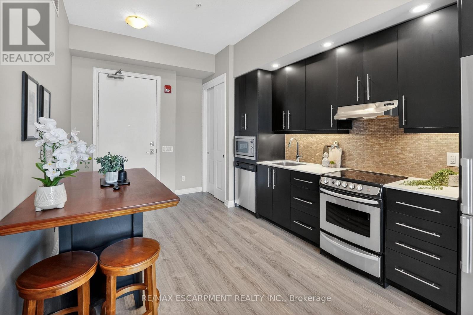 602 - 10 Esplanade Lane, Grimsby, Ontario  L3M 0H1 - Photo 7 - X12945680