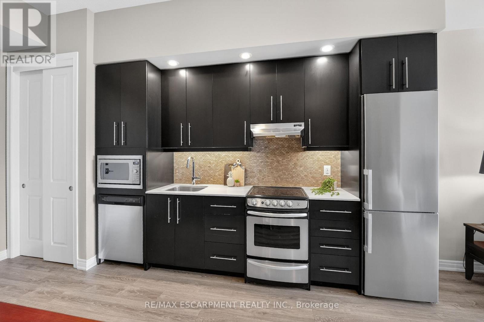 602 - 10 Esplanade Lane, Grimsby, Ontario  L3M 0H1 - Photo 8 - X12945680