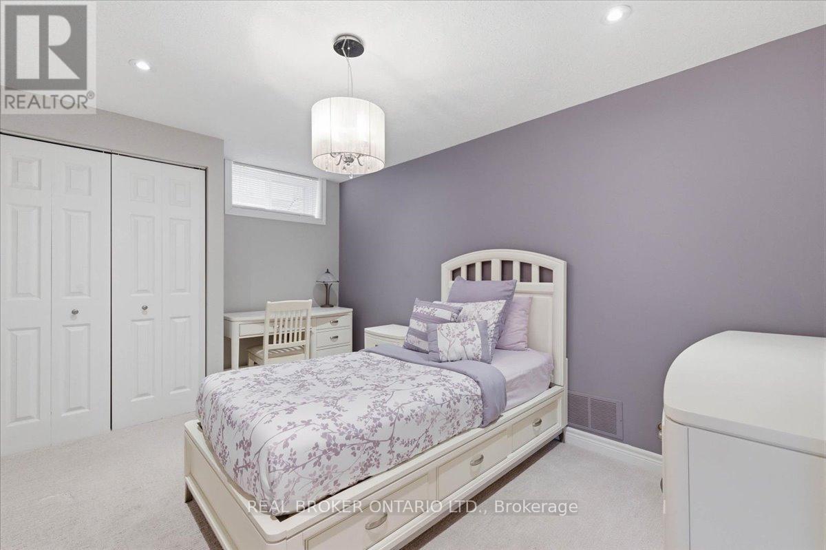 19 Pioneer Tower Crescent, Kitchener, Ontario  N2P 2L2 - Photo 33 - X12945752