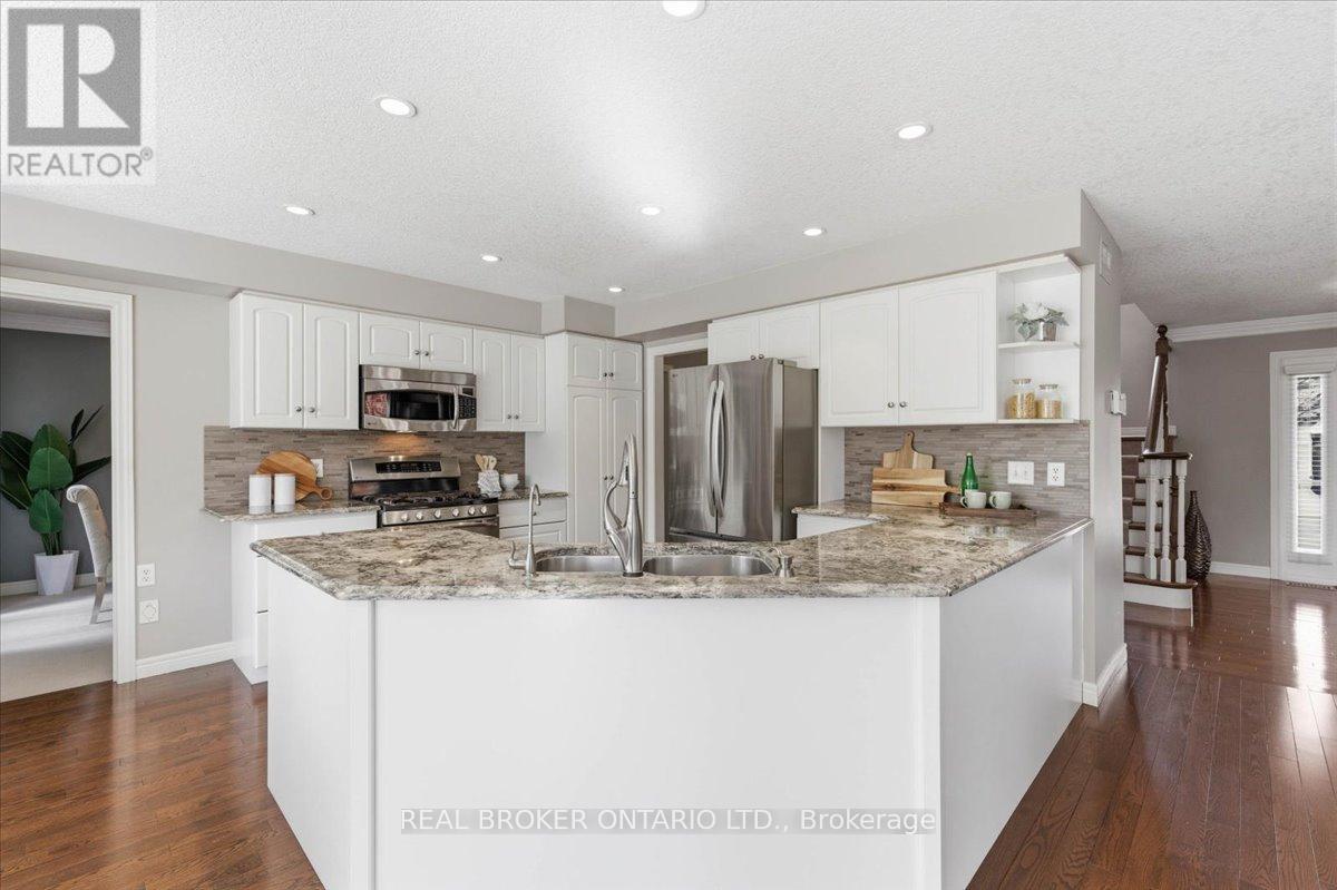 19 Pioneer Tower Crescent, Kitchener, Ontario  N2P 2L2 - Photo 5 - X12945752