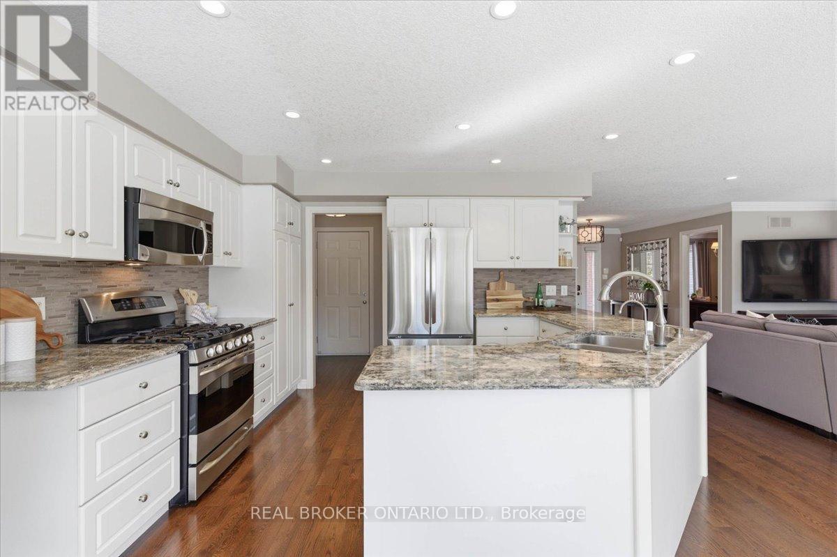 19 Pioneer Tower Crescent, Kitchener, Ontario  N2P 2L2 - Photo 6 - X12945752