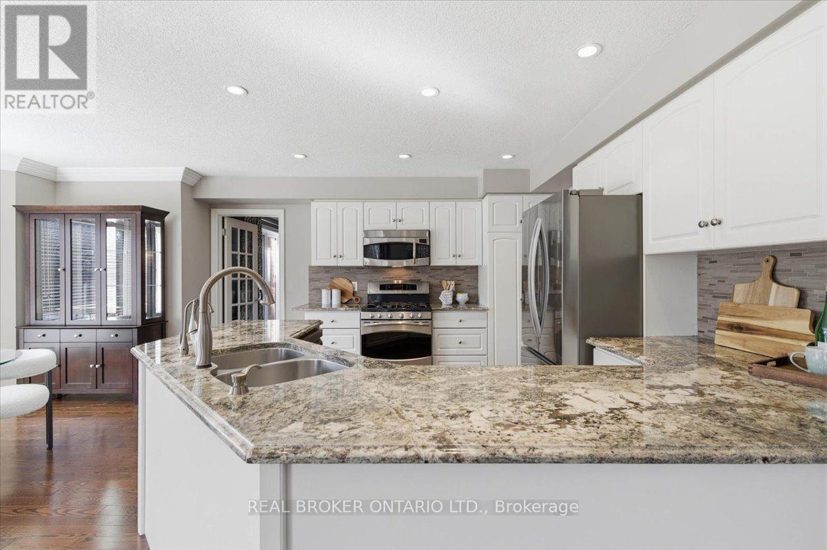 19 Pioneer Tower Crescent, Kitchener, Ontario  N2P 2L2 - Photo 7 - X12945752