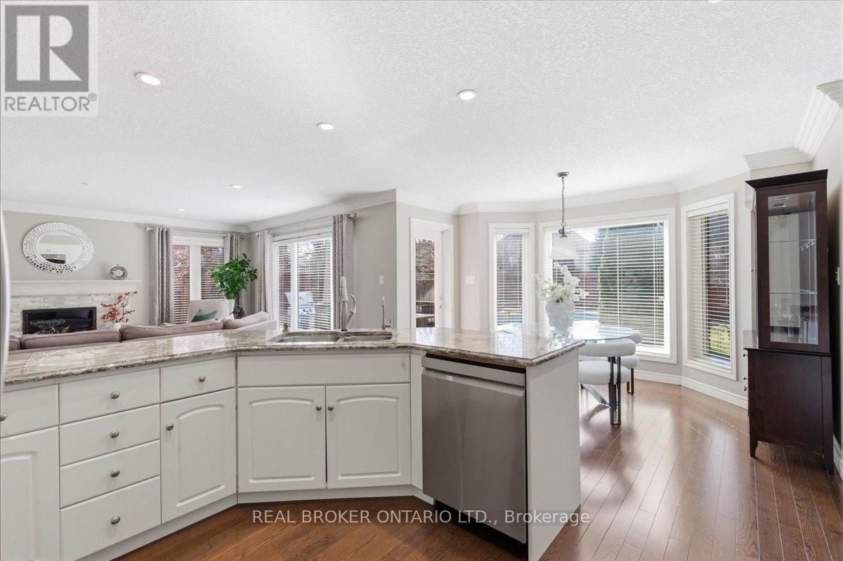 19 Pioneer Tower Crescent, Kitchener, Ontario  N2P 2L2 - Photo 8 - X12945752