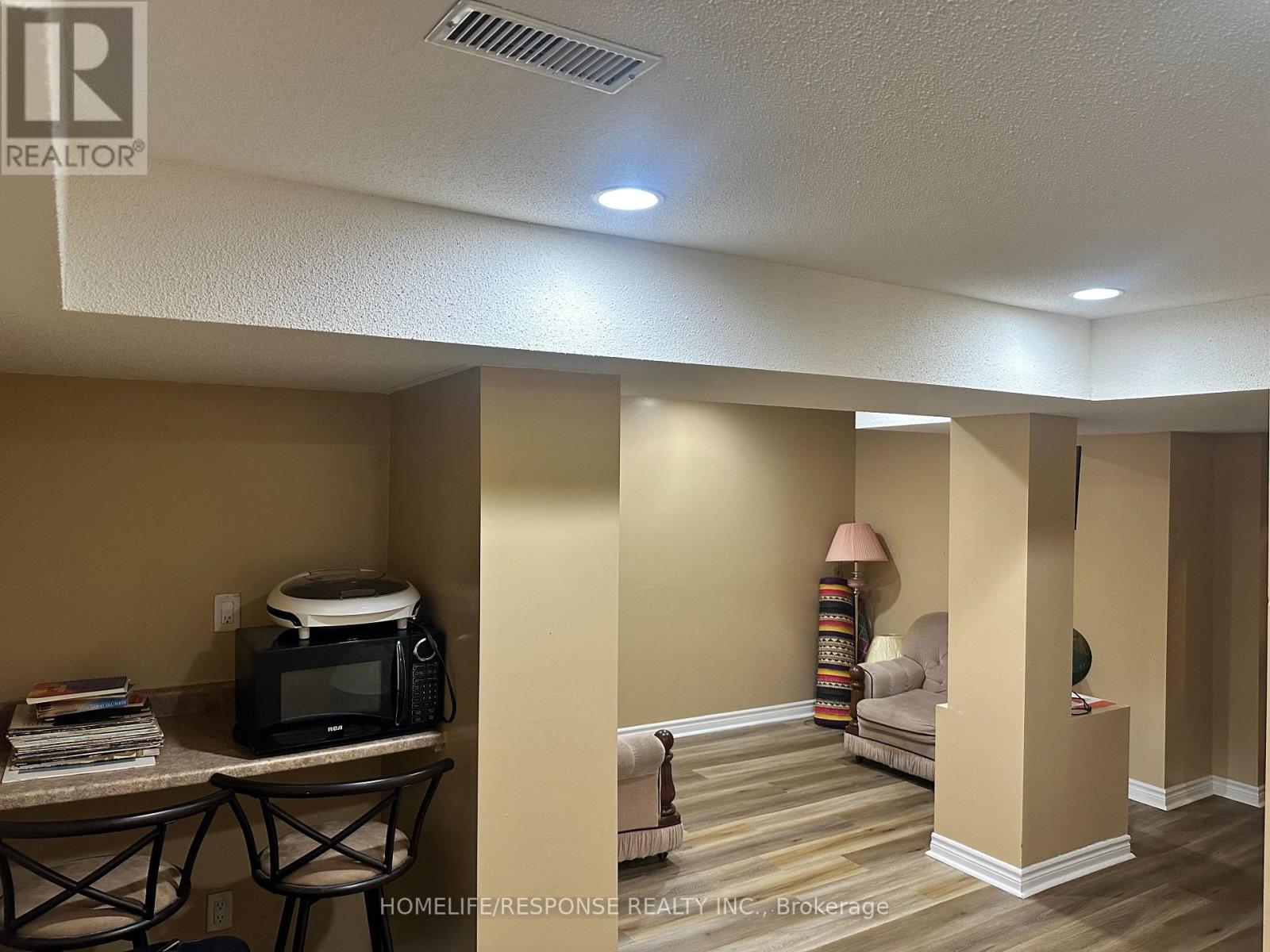 89 Ravenscliffe Court, Brampton, Ontario  L6X 4N9 - Photo 17 - W12863572