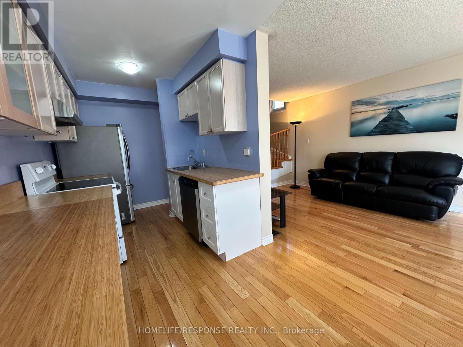 89 Ravenscliffe Court, Brampton, Ontario  L6X 4N9 - Photo 4 - W12863572