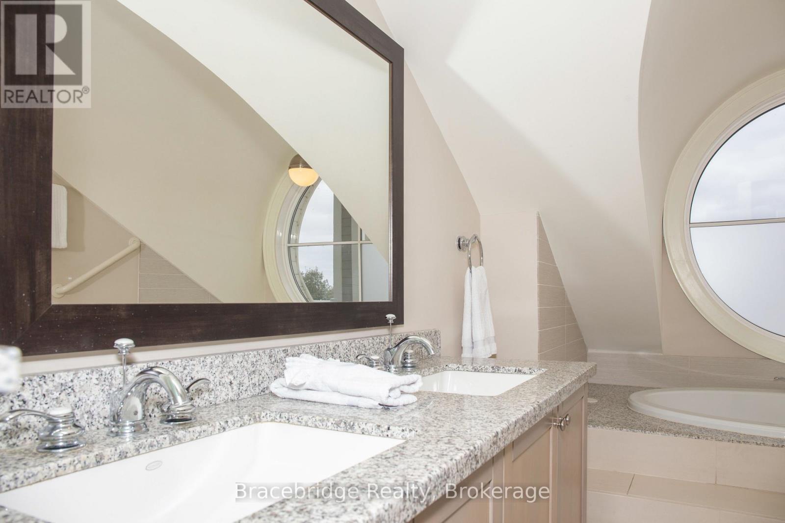 G103-D1 - 1869 Muskoka Road 118 Highway W, Muskoka Lakes, Ontario P1L 1W8 - Photo 5 - X12945962