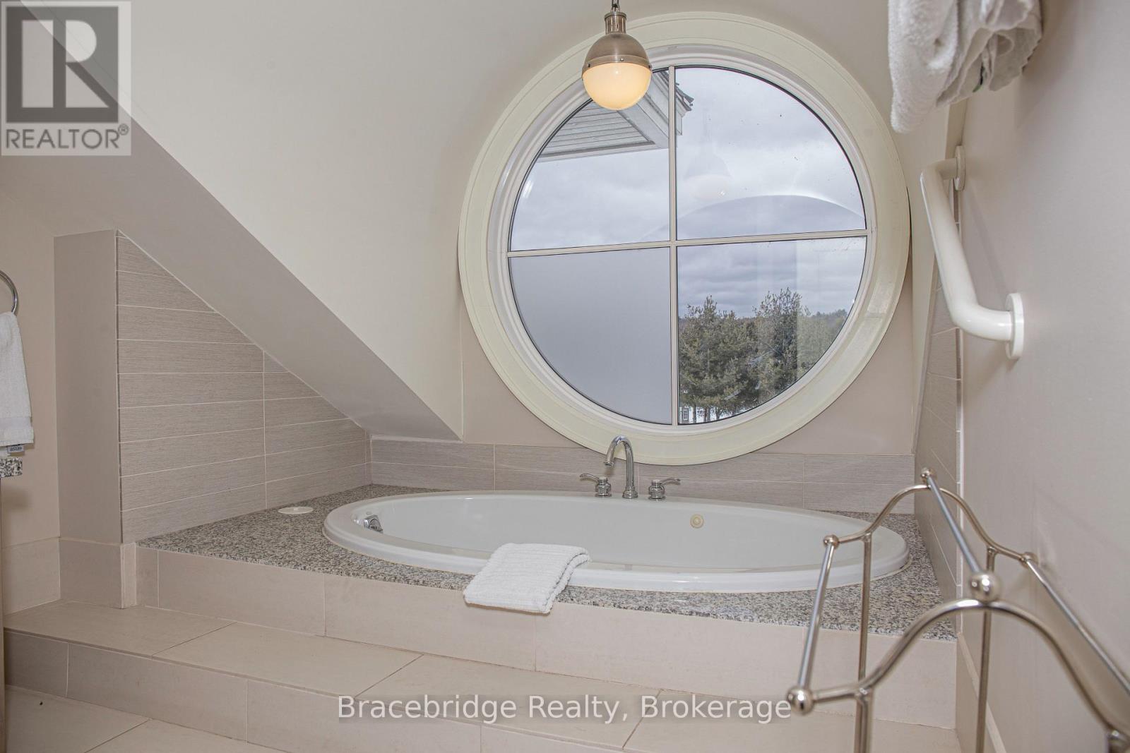 G103-D1 - 1869 Muskoka Road 118 Highway W, Muskoka Lakes, Ontario P1L 1W8 - Photo 6 - X12945962