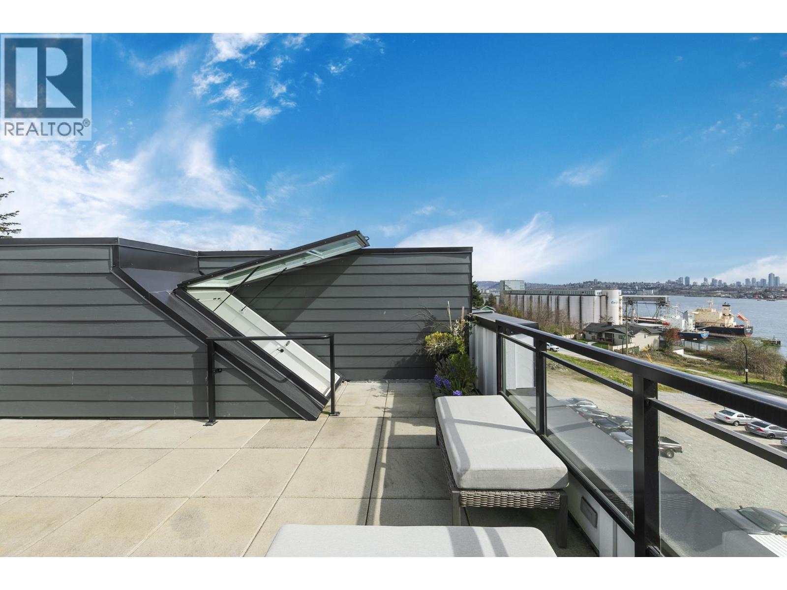 356 555 E 2ND STREET, North Vancouver, British Columbia